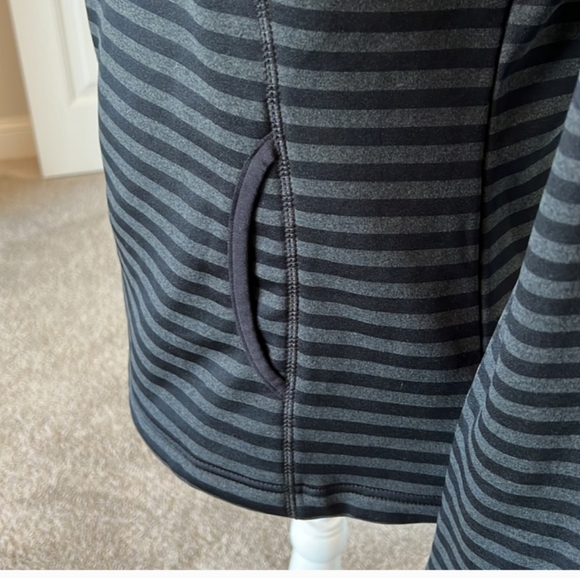 🆕Columbia Mountain Run Half Zip Pullover Jacket Black & Grey Stripe Size Medium - Picture 3 of 7